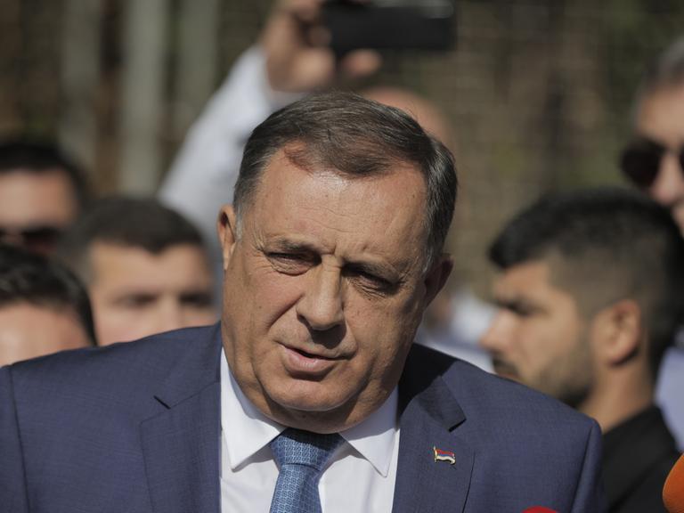 Milorad Dodik spricht nach seiner Anhörung mit der Presse