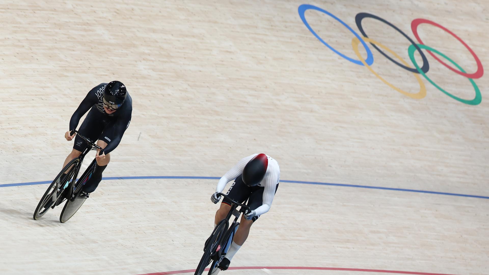 Die deutsche Bahn-Sprinterin Lea Sophie Friedrich (re.) und Ellesse Andrews aus Neuseeland duellieren sich auf der Radbahn bei dem Olympischen Spielen 2024 in Paris. 