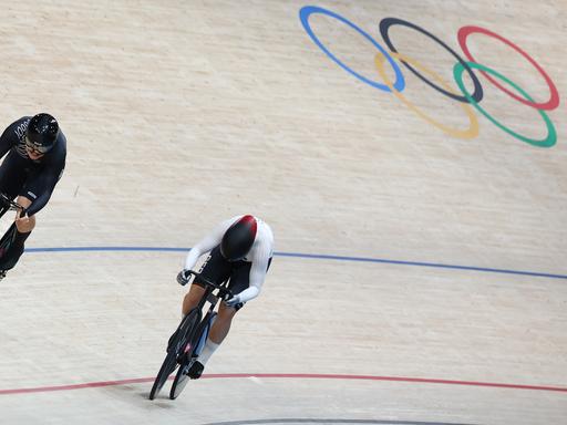 Die deutsche Bahn-Sprinterin Lea Sophie Friedrich (re.) und Ellesse Andrews aus Neuseeland duellieren sich auf der Radbahn bei dem Olympischen Spielen 2024 in Paris. 