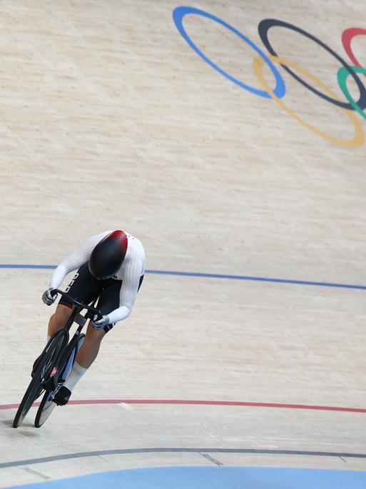 Die deutsche Bahn-Sprinterin Lea Sophie Friedrich (re.) und Ellesse Andrews aus Neuseeland duellieren sich auf der Radbahn bei dem Olympischen Spielen 2024 in Paris. 