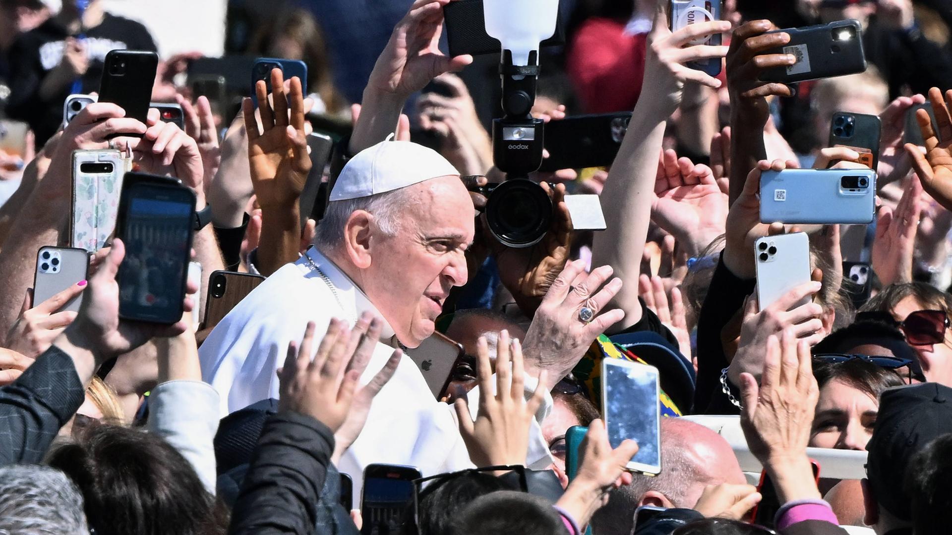 Papst Franziskus wird nach einer Messe von Gläubigen umringt
