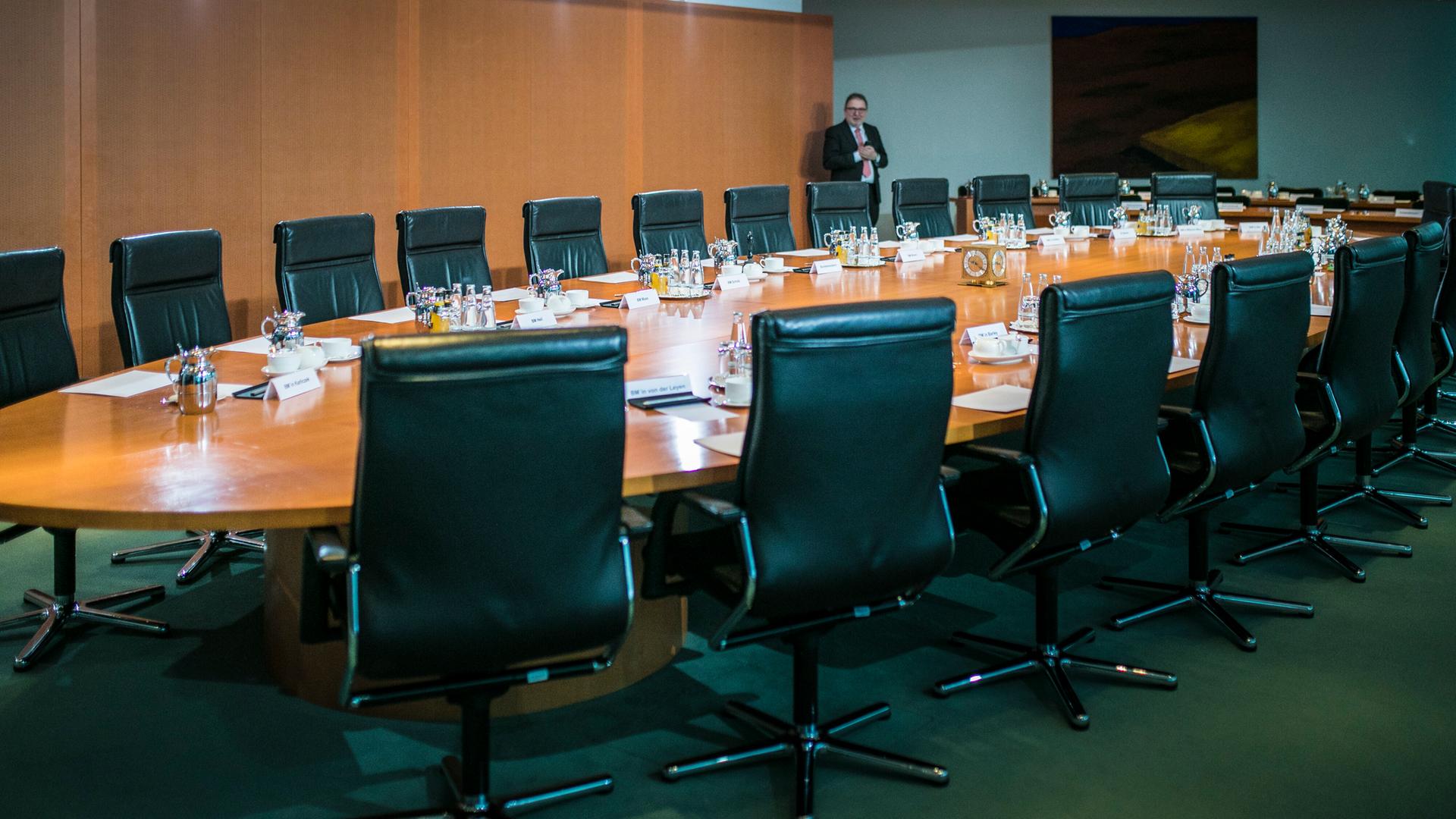 Der leere Kabinettstisch, aufgenommen vor einer Sitzung des Kabinetts im Bundeskanzleramt in Berlin.