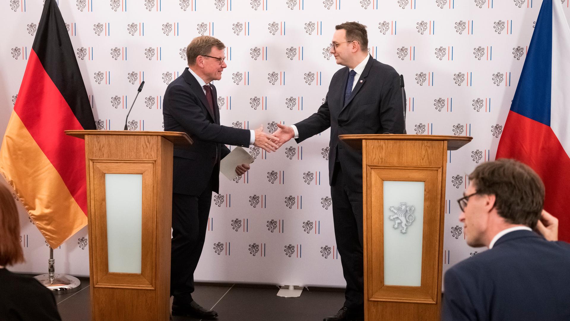Der tschechische Außenminister Jan Lipavsky (r) schüttelt seinem deutschen Amtskollegen Johann Wadephul (CDU) bei einer Pressekonferenz in Prag die Hand. Der tschechische Außenminister Jan Lipavsky (r) schüttelt seinem deutschen Amtskollegen Johann Wadephul (CDU) bei einer Pressekonferenz in Prag die Hand.