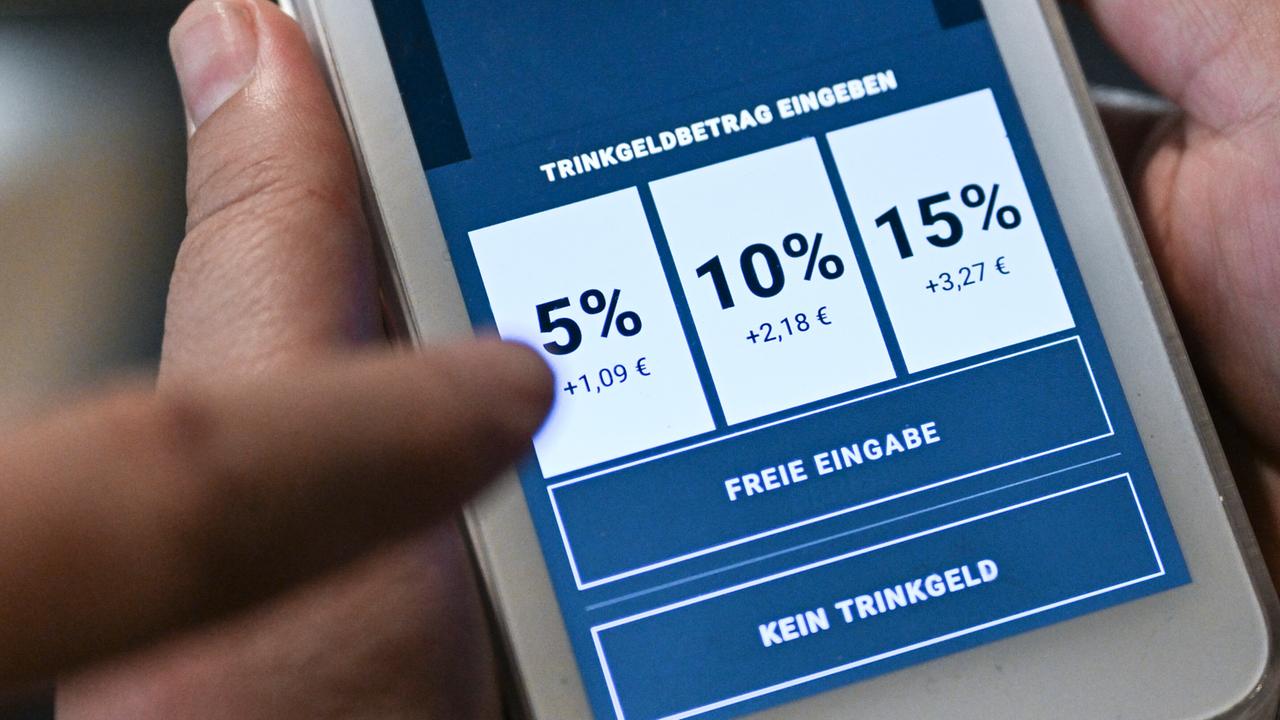 Auf einem Kartenlesegerät werden deutlich Trinkgeldbeträge angezeigt, die man bei der Zahlung antippen soll. Auch „Freie Eingabe“ und „Kein Trinkgeld“ sind möglich.