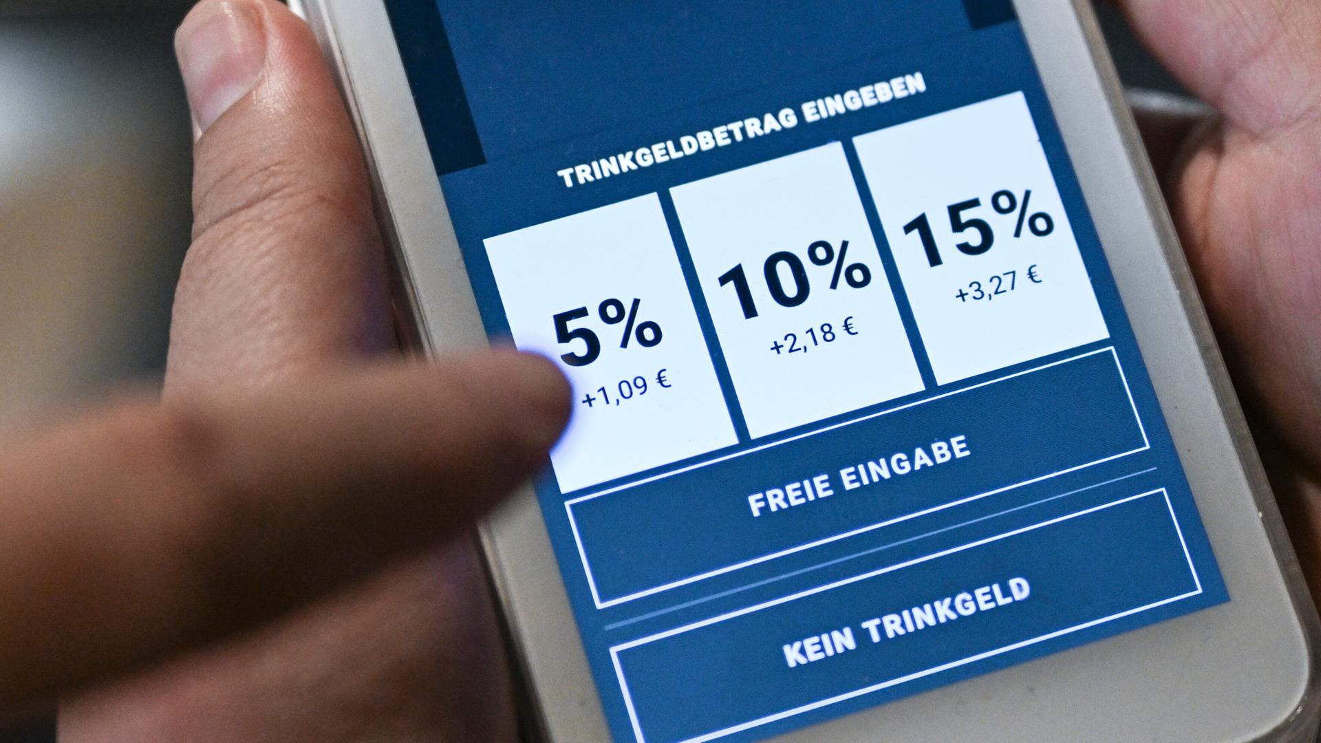 Auf einem Kartenlesegerät werden deutlich Trinkgeldbeträge angezeigt, die man bei der Zahlung antippen soll. Auch „Freie Eingabe“ und „Kein Trinkgeld“ sind möglich.