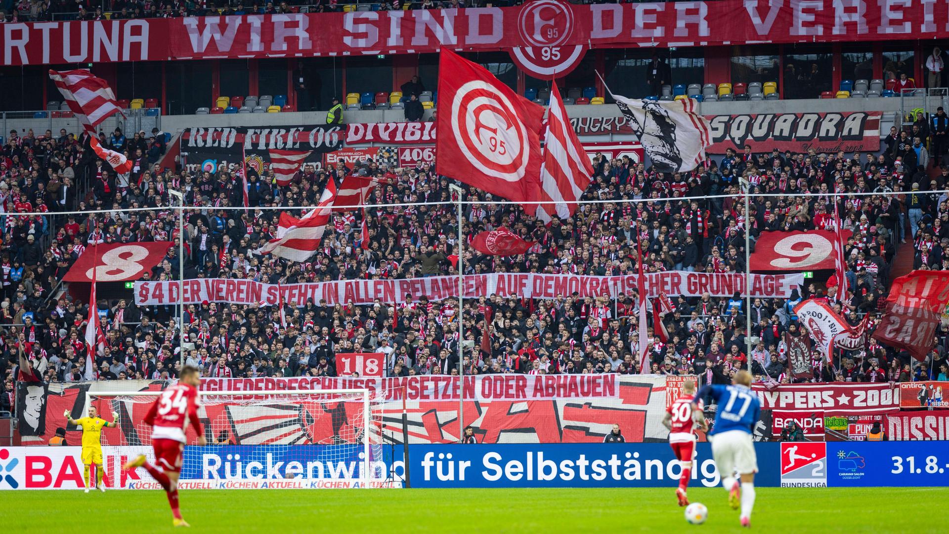 Fans von Fortuna Düsseldorf protestieren gegen den Einstieg von Investoren im deutschen Fußball.