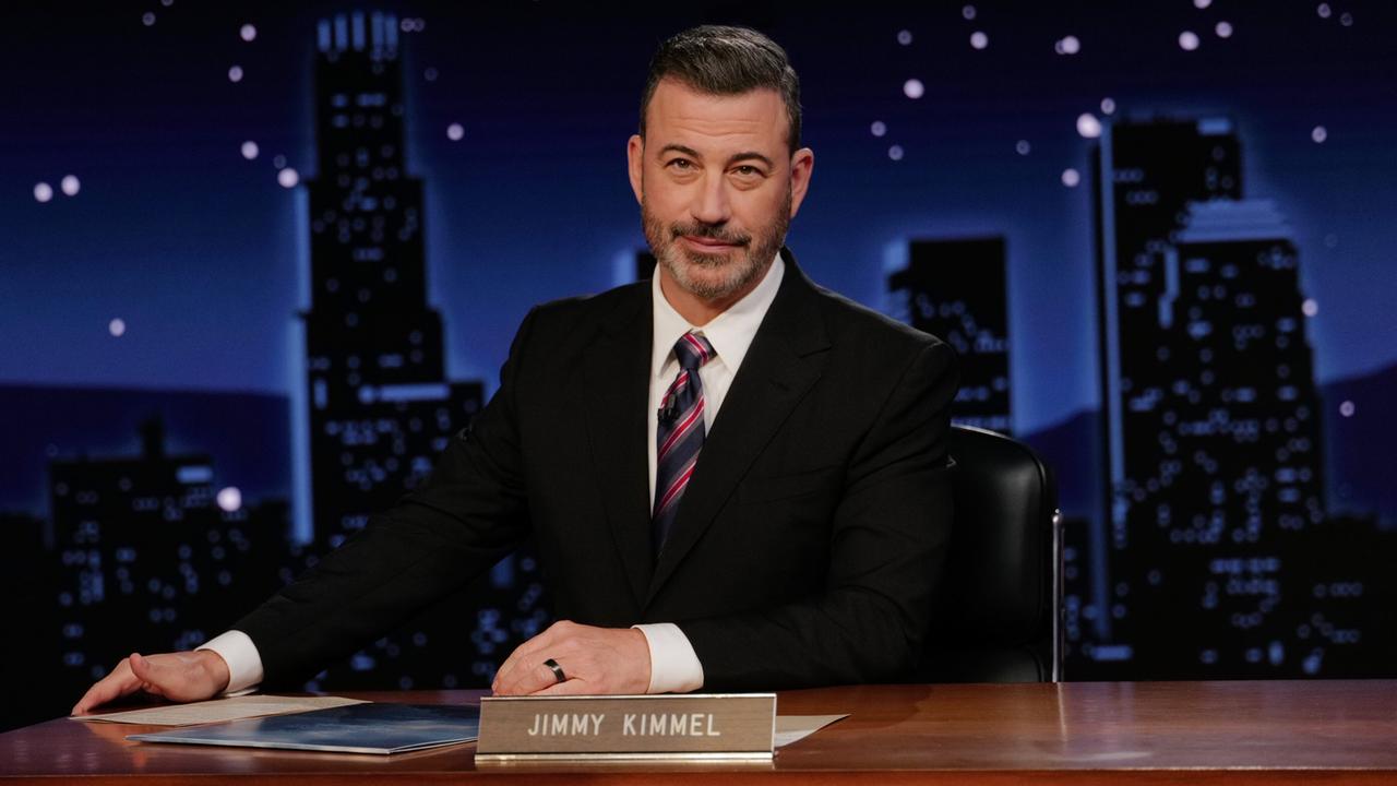 Der US-Moderator Jimmy Kimmel in seiner Late-Night-Show "Jimmy Kimmel Live!" hinter seinem Schreibtisch sitzend
