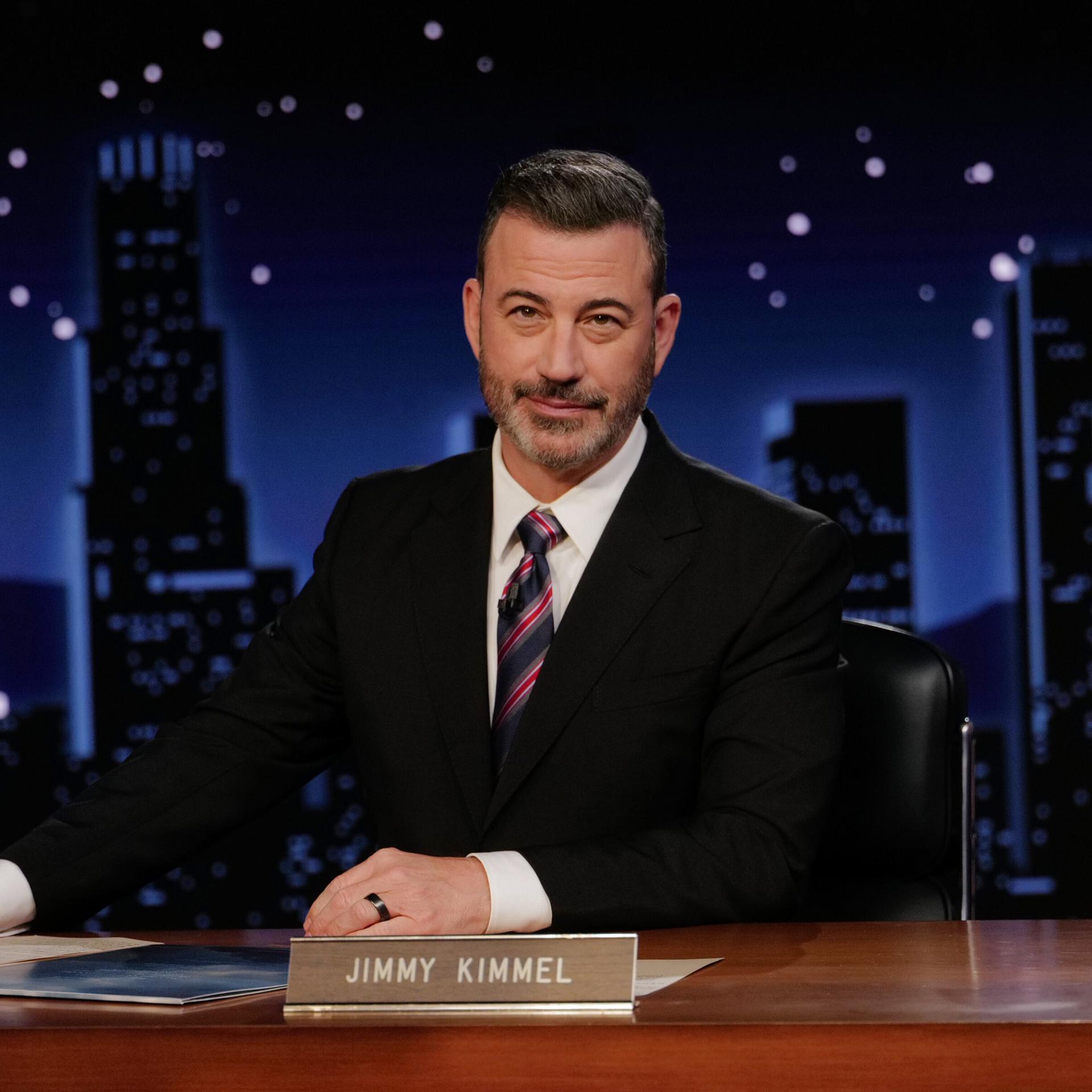 Der US-Moderator Jimmy Kimmel in seiner Late-Night-Show "Jimmy Kimmel Live!" hinter seinem Schreibtisch sitzend