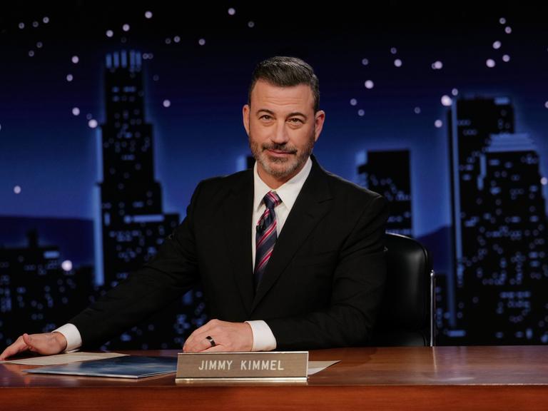 Der US-Moderator Jimmy Kimmel in seiner Late-Night-Show "Jimmy Kimmel Live!" hinter seinem Schreibtisch sitzend