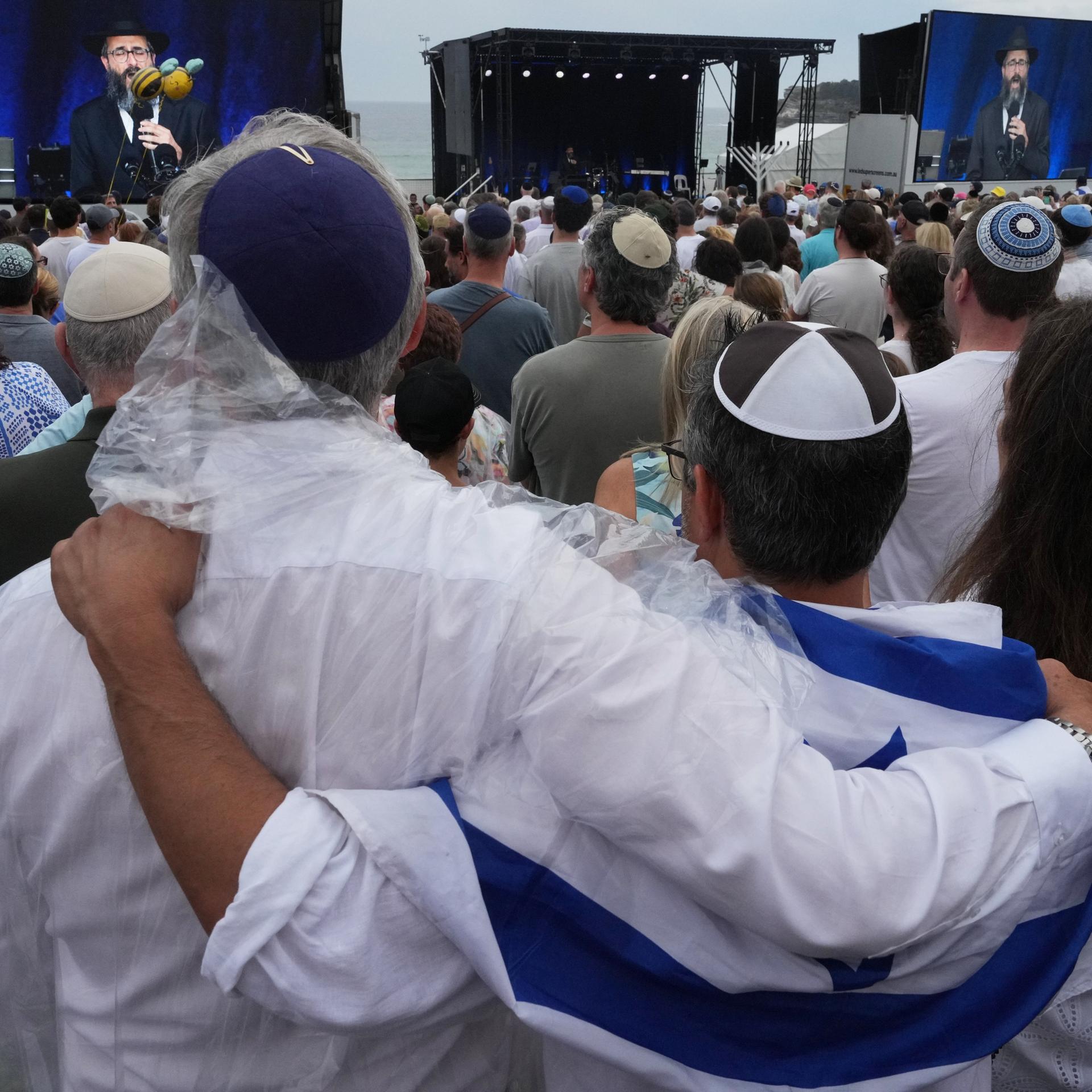 Menschen gedenken in Sydney der 15 Todesopfer des antisemitischen Anschlags am Bondi Beach.