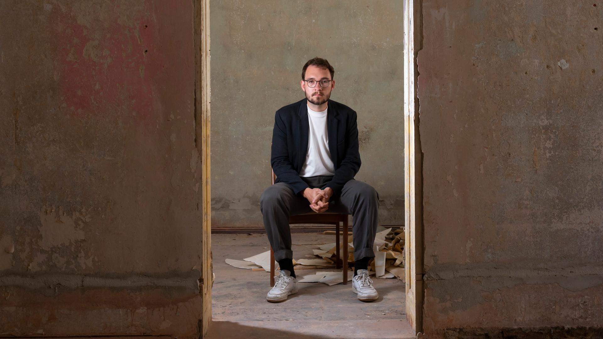 Der Autor und Schriftsteller Lukas Rietzschel bei einem Fototermin in Görlitz.