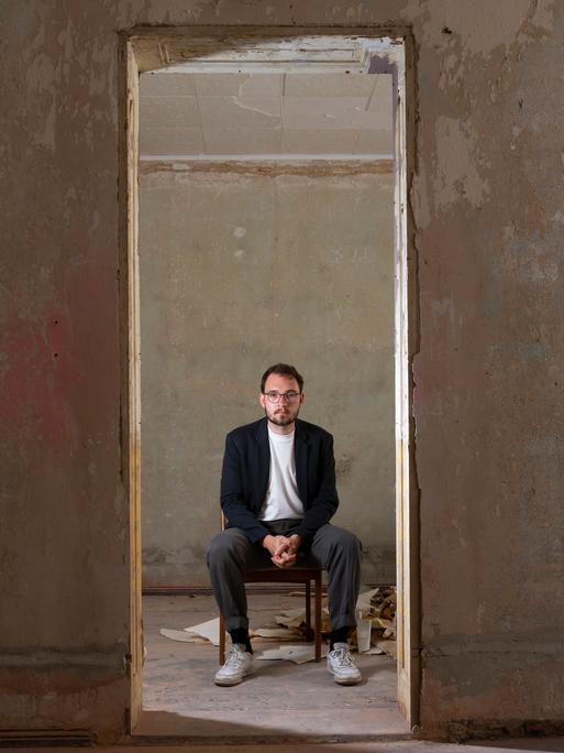 Der Autor und Schriftsteller Lukas Rietzschel bei einem Fototermin in Görlitz.