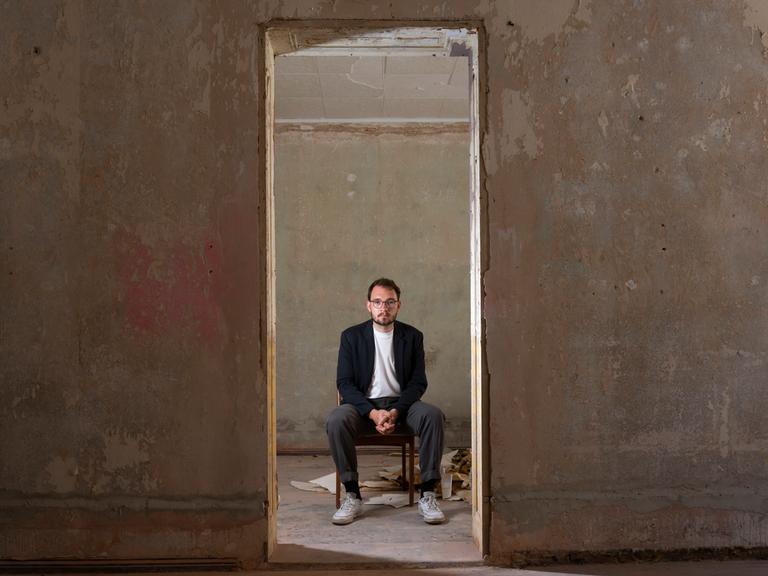 Der Autor und Schriftsteller Lukas Rietzschel bei einem Fototermin in Görlitz.