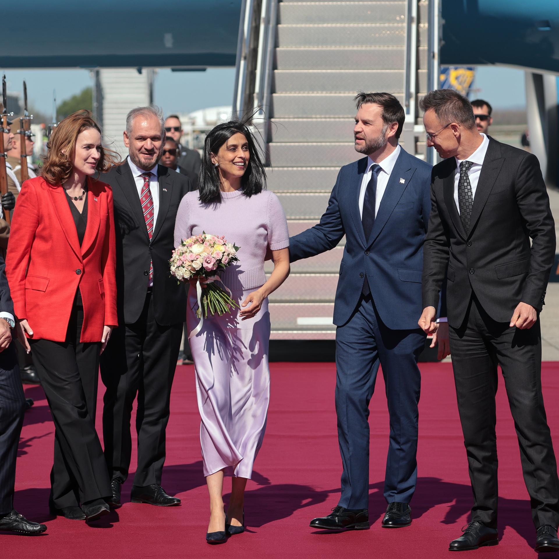 Der ungarische Außenminister Peter Szijjarto (r) und der ungarische Botschafter in den USA, Szabolcs Takacs (4.v.r.) begrüßen den US-Vizepräsidenten JD Vance (2.v.r.) und seine Frau Usha Vance (3.v.r.) bei ihrer Ankunft am Ferenc Liszt International Airport in Budapest.