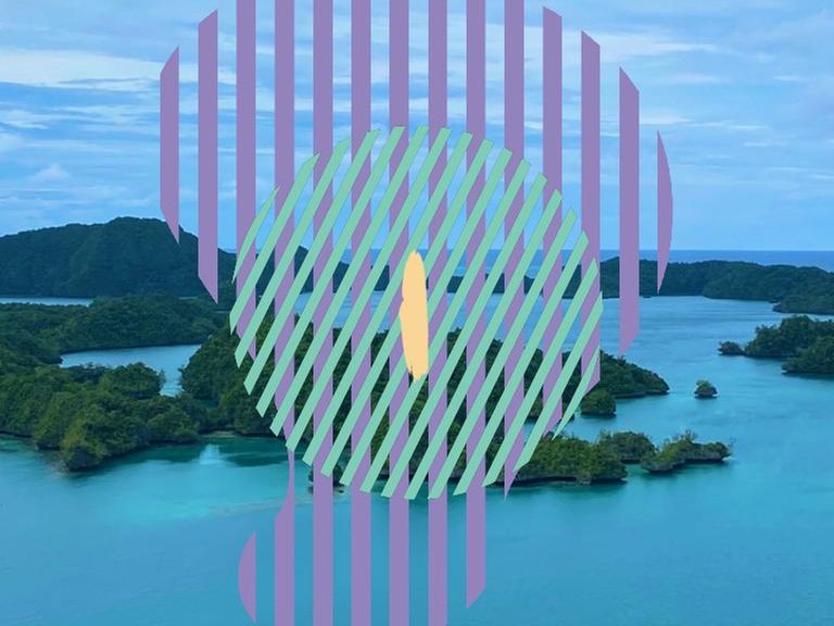 Zu sehen sind sattgrüne Inseln im blauen Meer. Darüber verschiedenfarbige Streifen und die Zahl 1. Bay of Islands an der Insel Vanua Balavu, Teil der Inselgruppe Lau in Fidschi. 