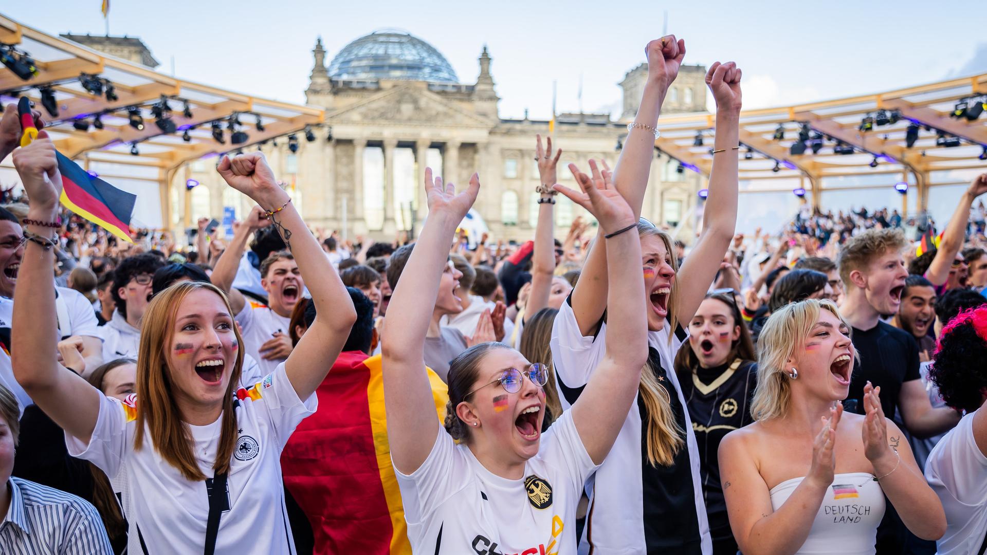 Deutschland-Fans jubeln beim Public Viewing in der Fanzone am Reichstagsgebäude als das 2:0 für Deutschland fällt.