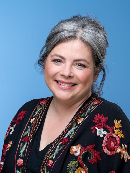 Die Köchin Maria Groß, mit schwarzem mit Blumen gemusterten Kleid vor blauem Hintergrund, aufgenommen am Rande der MDR Talkshow "Riverboat" am 18.03.2022 in Leipzig. Die Köchin Maria Groß, mit schwarzem mit Blumen gemusterten Kleid vor blauem Hintergrund, aufgenommen am Rande der MDR Talkshow "Riverboat" am 18.03.2022 in Leipzig.