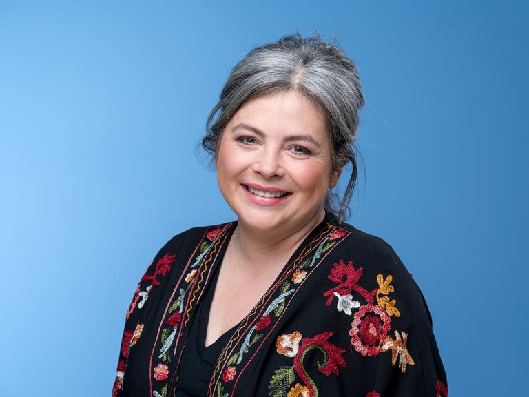 Die Köchin Maria Groß, mit schwarzem mit Blumen gemusterten Kleid vor blauem Hintergrund, aufgenommen am Rande der MDR Talkshow "Riverboat" am 18.03.2022 in Leipzig. Die Köchin Maria Groß, mit schwarzem mit Blumen gemusterten Kleid vor blauem Hintergrund, aufgenommen am Rande der MDR Talkshow "Riverboat" am 18.03.2022 in Leipzig.