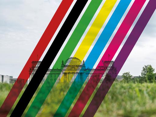 Blick auf den Reichstag überlagert von farbigen, transparenten Streifen in den Farben der Parteien: schwarz, rot, grün, gelb, blau, rosa, lila.