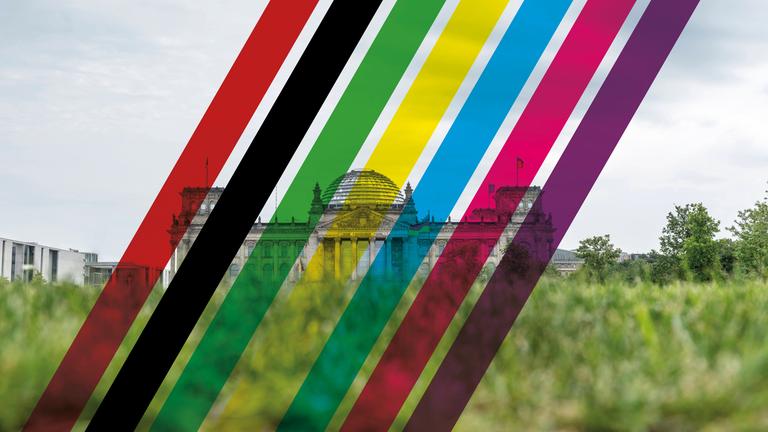 Blick auf den Reichstag überlagert von farbigen, transparenten Streifen in den Farben der Parteien: schwarz, rot, grün, gelb, blau, rosa, lila.