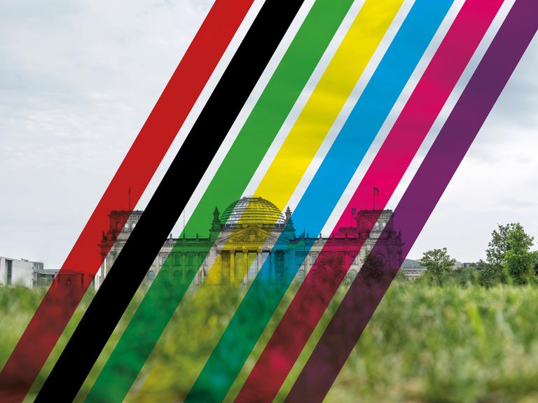 Blick auf den Reichstag überlagert von farbigen, transparenten Streifen in den Farben der Parteien: schwarz, rot, grün, gelb, blau, rosa, lila.