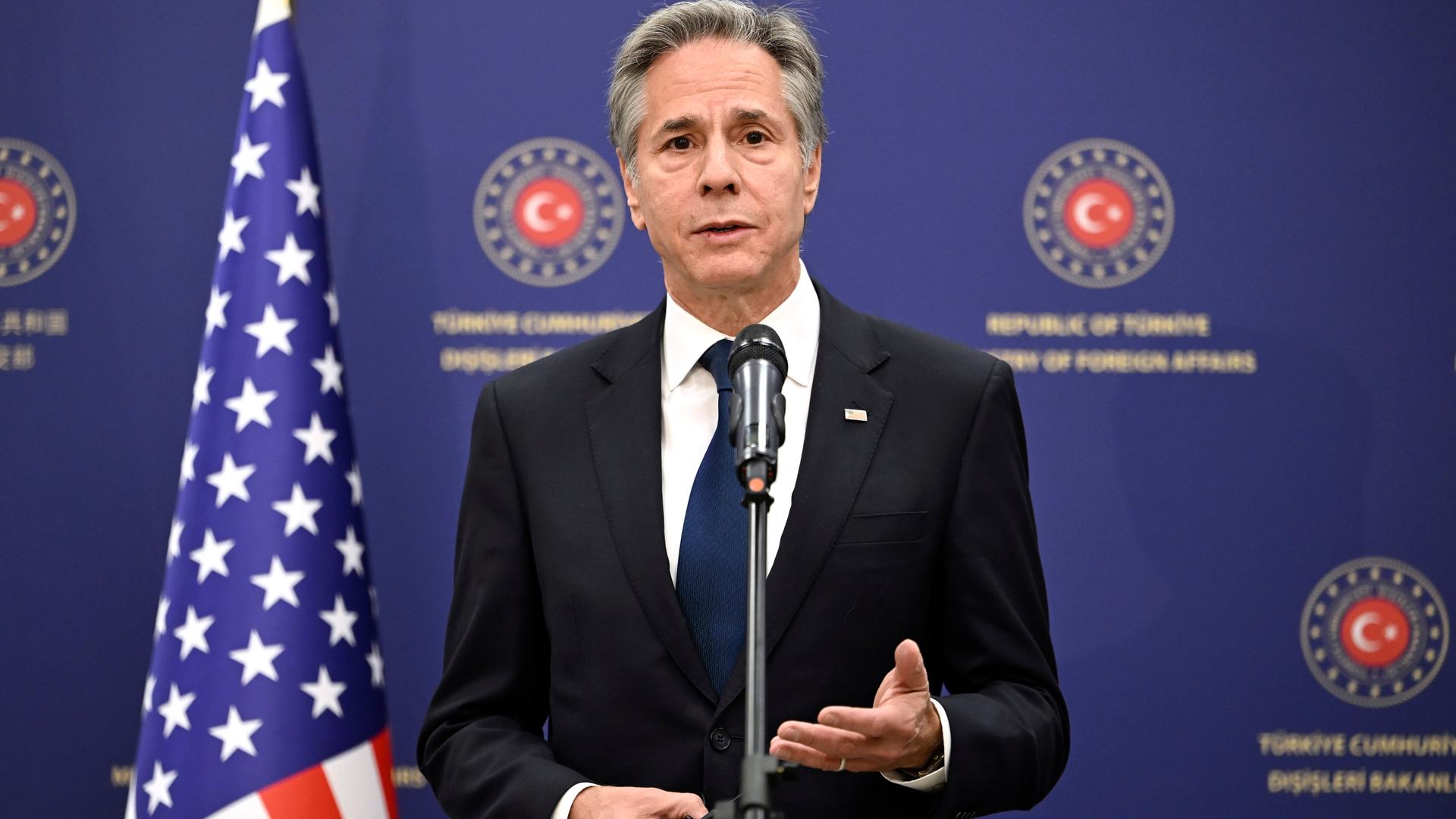 US-Außenminister Antony Blinken steht vor einem Mikrofon, rechts von ihm die US-Flagge, im Hintergrund eine blaue Wand mit Staatssymbolen der Türkei. US-Außenminister Antony Blinken steht vor einem Mikrofon, rechts von ihm die US-Flagge, im Hintergrund eine blaue Wand mit Staatssymbolen der Türkei.