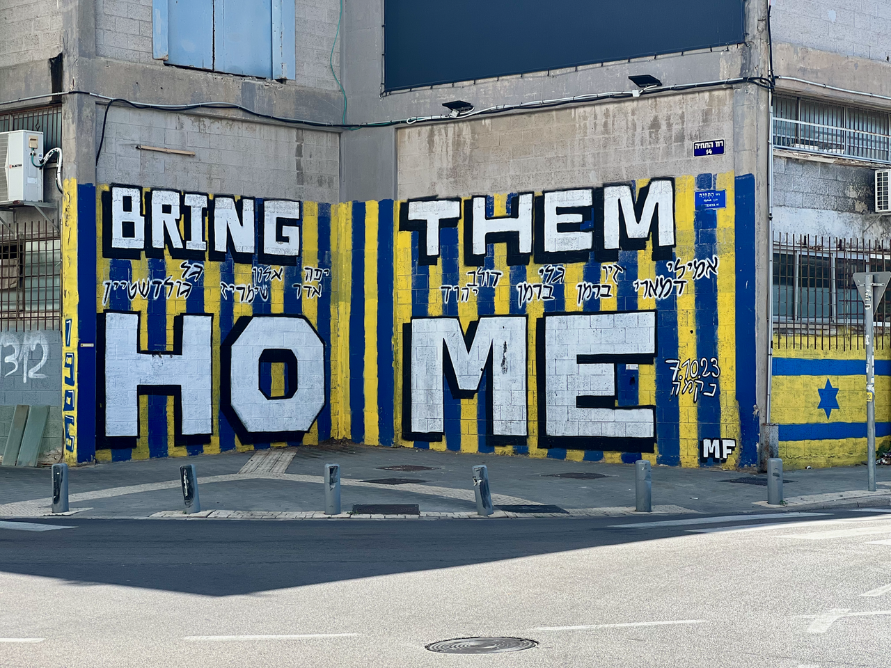 Ein Grafitti in Tel Aviv mit dem Satz "Bring them home" erinnert an die israelischen Geiseln der Hamas.