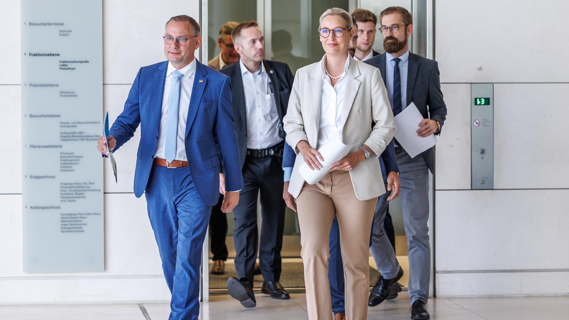 Die AfD-Chefs Alice Weidel und Tino Chrupalla (AfD) gehen durch einen Flur im Bundestag. Die AfD-Chefs Alice Weidel und Tino Chrupalla (AfD) gehen durch einen Flur im Bundestag.