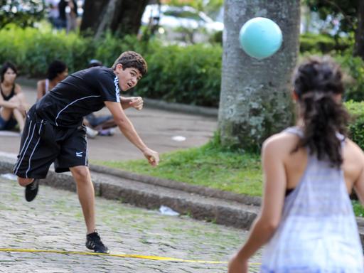 Ein Junge wirft in Brasilien in einem Völkerball-Spiel einen Ball.