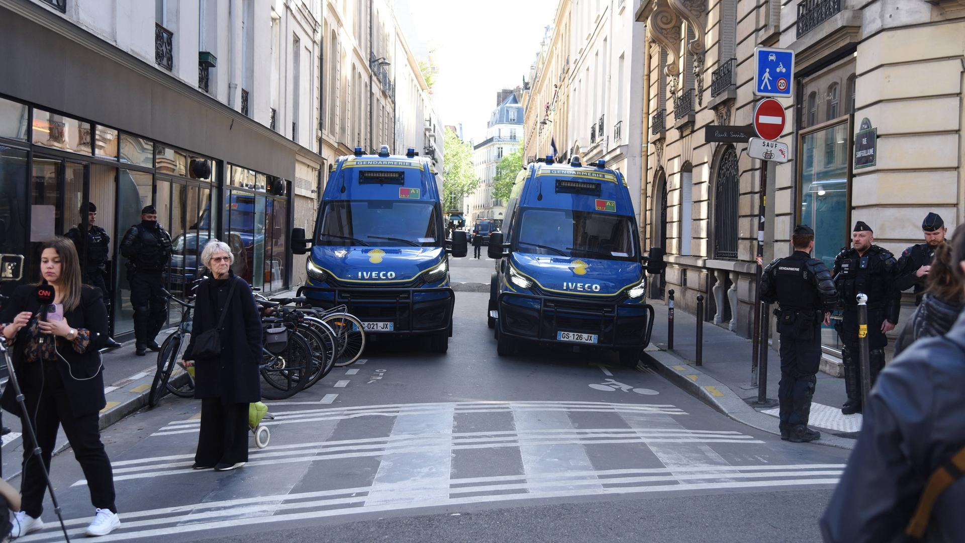 Polizisten in Paris blockieren eine Straße am Hauptstandort der Universität Sciences Po Polizisten in Paris blockieren eine Straße am Hauptstandort der Universität Sciences Po