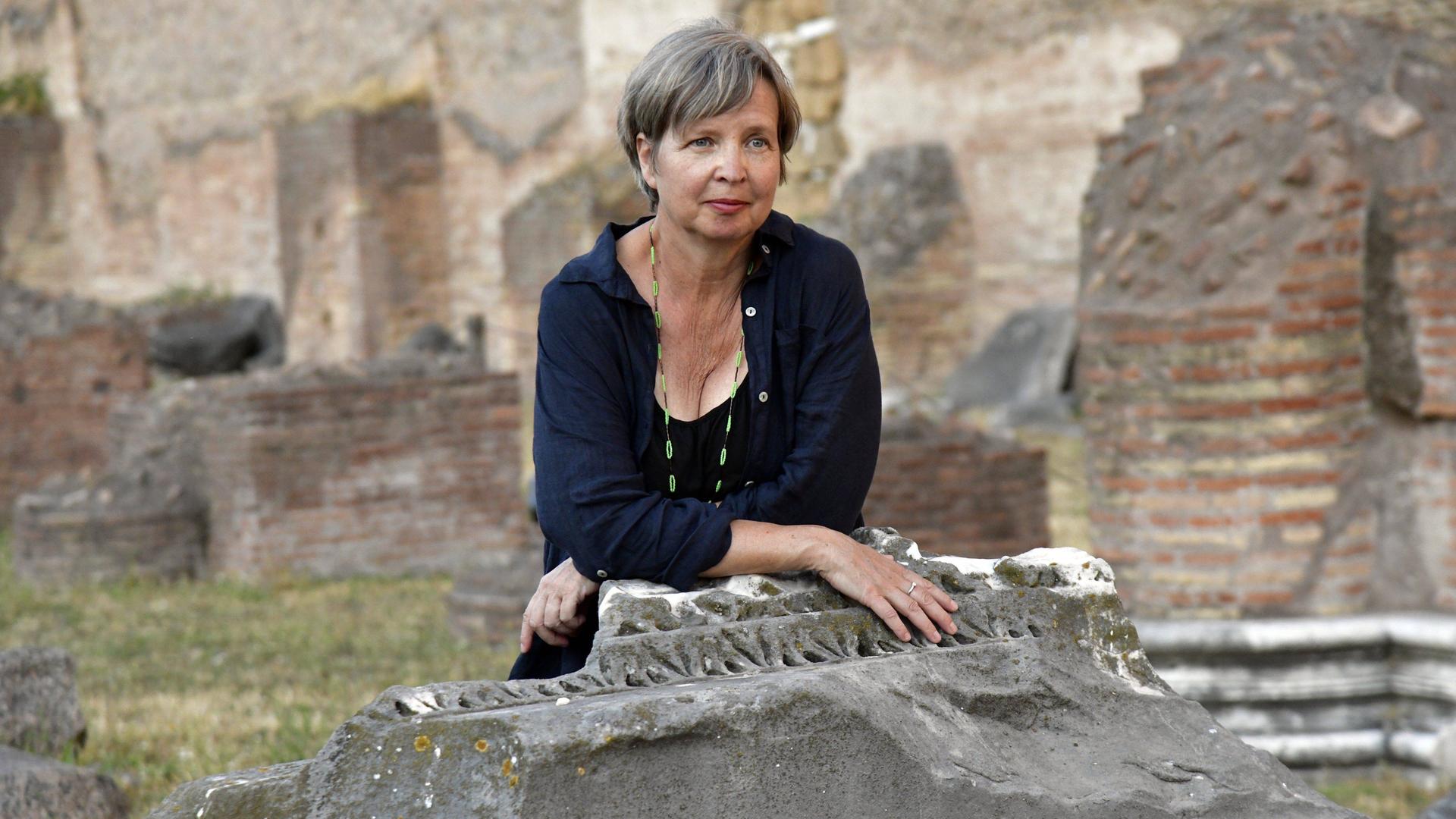 Die Schriftstellerin Jenny Erpenbeck vor antiker Kulisse in Rom Die Schriftstellerin Jenny Erpenbeck vor antiker Kulisse in Rom