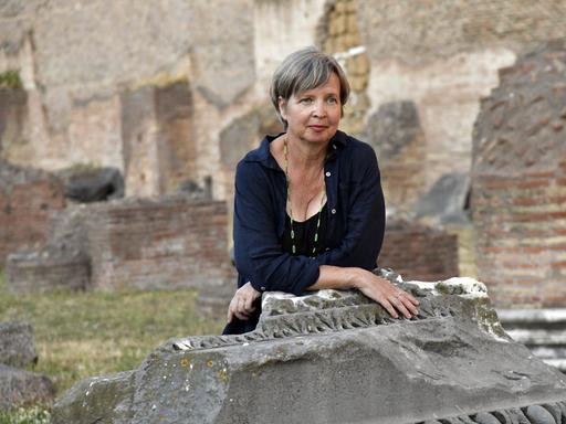 Die Schriftstellerin Jenny Erpenbeck vor antiker Kulisse in Rom