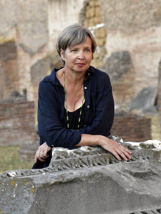 Die Schriftstellerin Jenny Erpenbeck vor antiker Kulisse in Rom