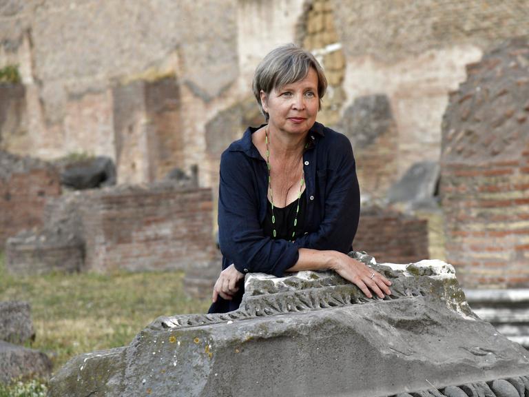 Die Schriftstellerin Jenny Erpenbeck vor antiker Kulisse in Rom