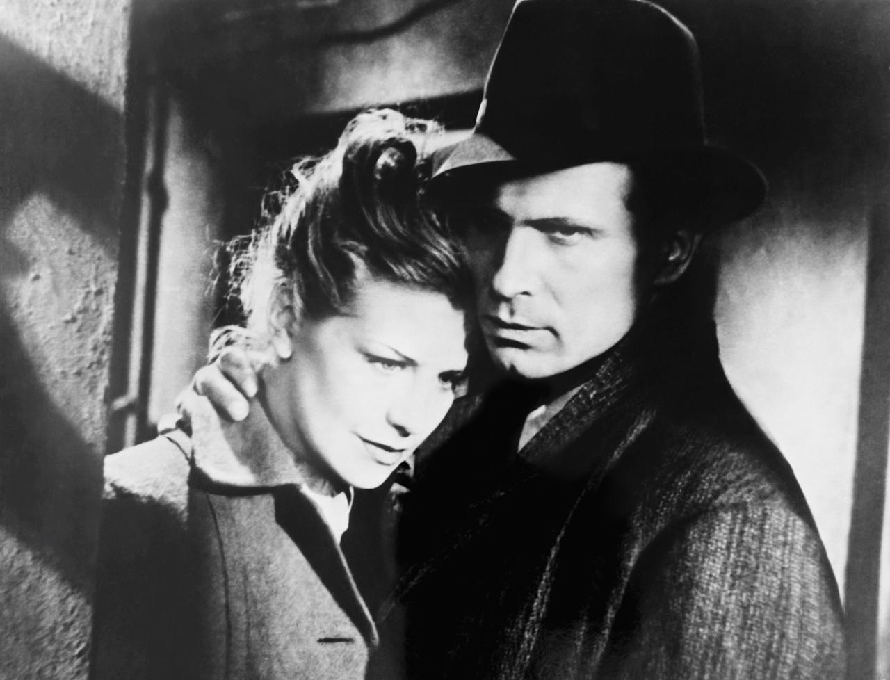 Schwarzweiß-Aufnahme aus dem Film "Die Mörder sind unter uns": Eine Frau (Hildegard Knef) und ein Mann (Wilhelm Borchert) halten sich im Arm, beide schauen ernst, fast verzweifelt.