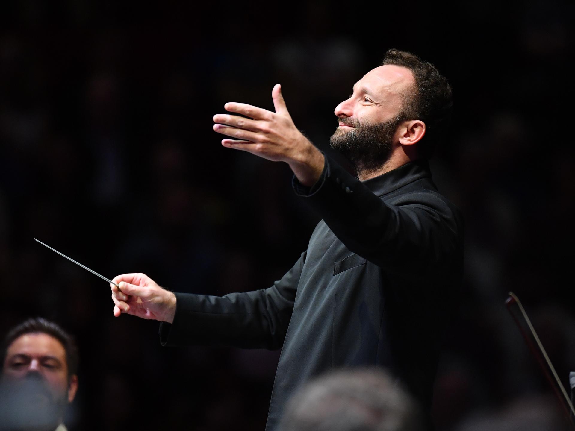 Kirill Petrenko dirigiert mit ausladender Geste.