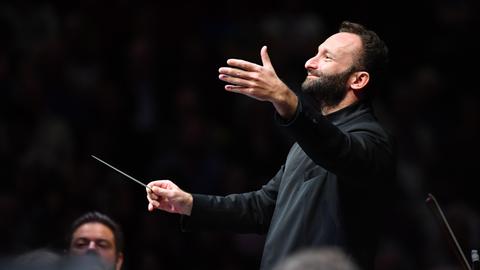 Kirill Petrenko dirigiert mit ausladender Geste.