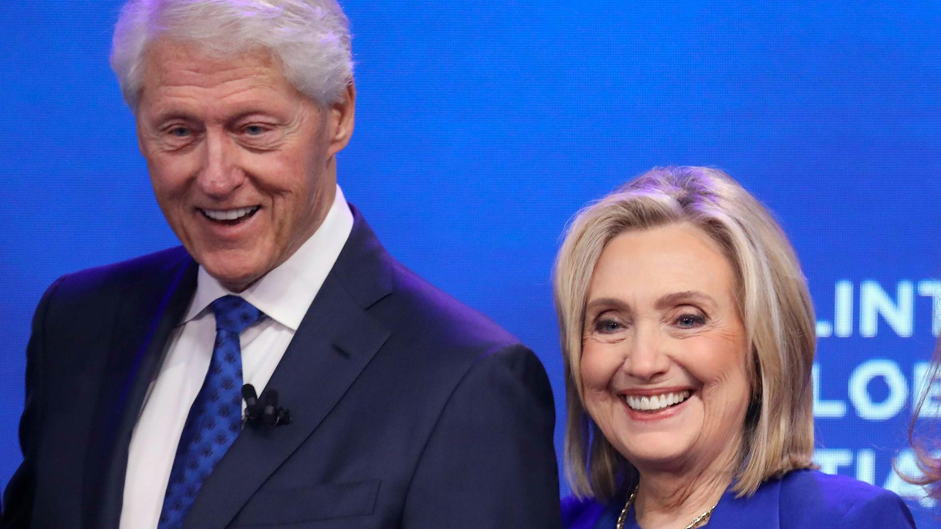 Das Ehepaar Clinton lächelt in die Kamera - Aufnahme vom September 2025
