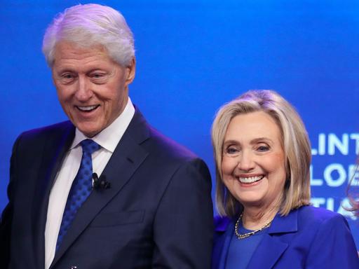 Das Ehepaar Clinton lächelt in die Kamera - Aufnahme vom September 2025