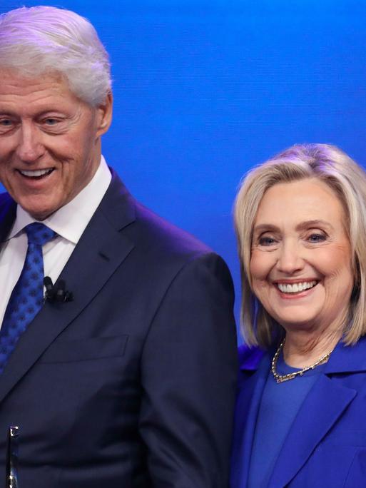 Das Ehepaar Clinton lächelt in die Kamera - Aufnahme vom September 2025