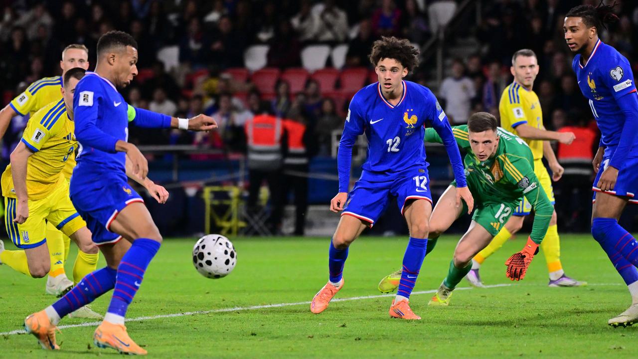 Szene aus dem WM-Qualifikationsspiel Frankreich gegen die Ukraine: Kylian Mbappé und andere Spieler der französischen Nationalmannschaft sowie der Ukraine kämpfen um den Ball.