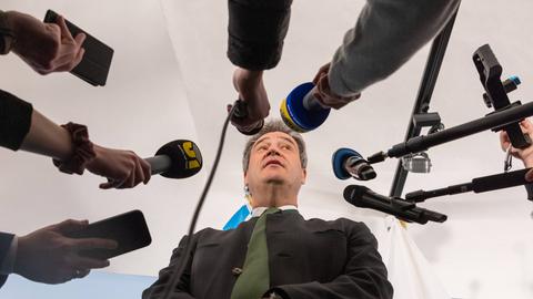 Der bayerische Ministerpräsident Markus Söder (CSU) steht im April 2023 während einer Pressekonferenz vor mehreren Mikrofonen