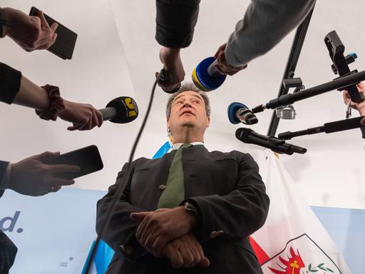 Der bayerische Ministerpräsident Markus Söder (CSU) steht im April 2023 während einer Pressekonferenz vor mehreren Mikrofonen