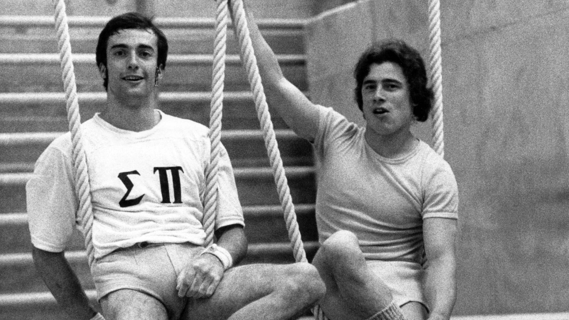 Eberhard Gienger (links, BRD) und Wolfgang Thüne (rechts, DDR) nebeneinander auf einem Turngerät, beide lächeln. Eberhard Gienger (links, BRD) und Wolfgang Thüne (rechts, DDR) nebeneinander auf einem Turngerät, beide lächeln.