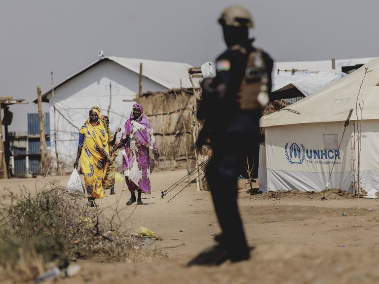 Bewohnerinnen der Gorom Fluechtlingssiedlung suedwestlich von Dschuba