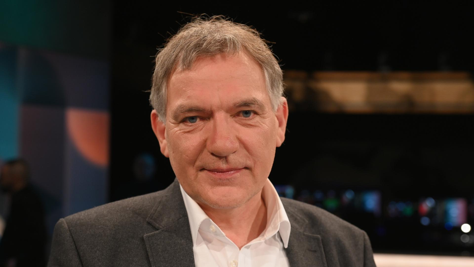 Der Politker Jan van Aken von der Linkspartei schaut in die Kamera. Der Politker Jan van Aken von der Linkspartei schaut in die Kamera.