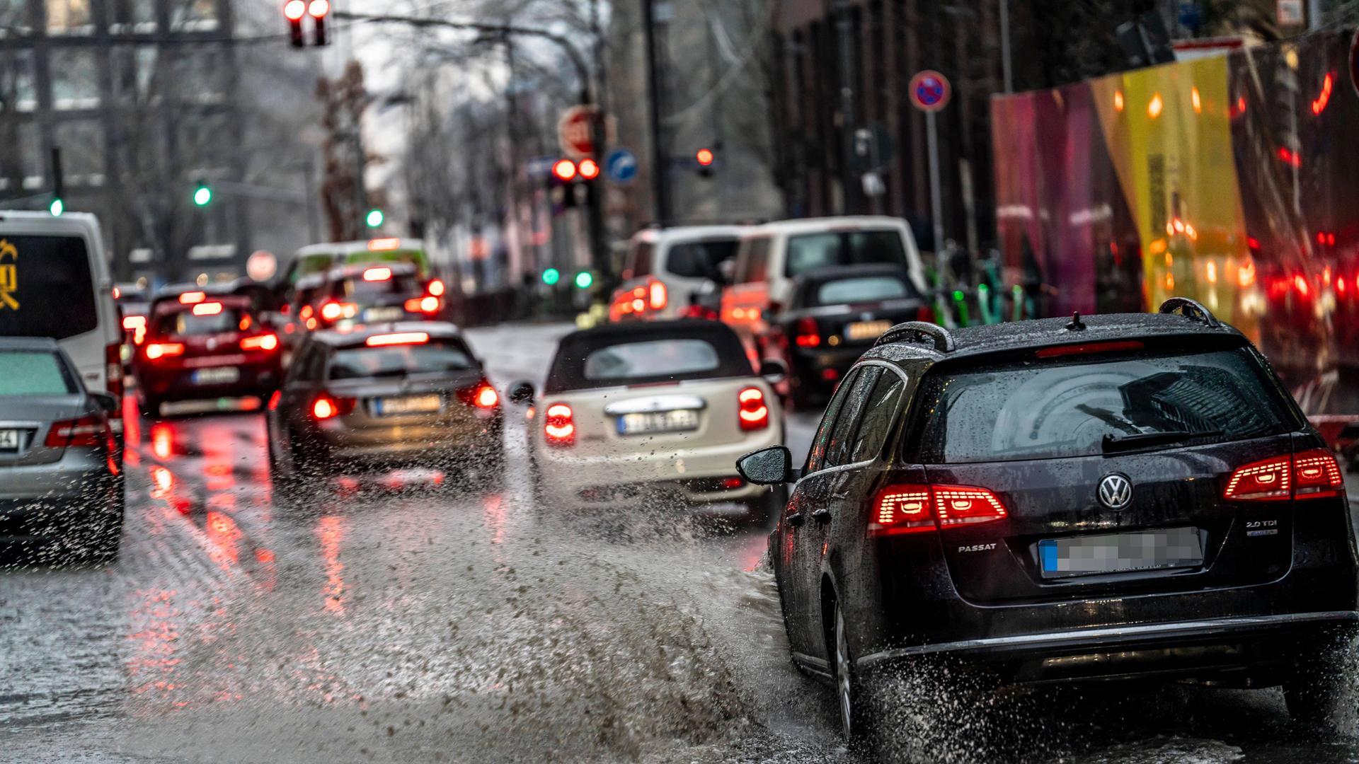 Dichter Autoverkehr bei Regenwetter in Frankfurt am Main. Dichter Autoverkehr bei Regenwetter in Frankfurt am Main.