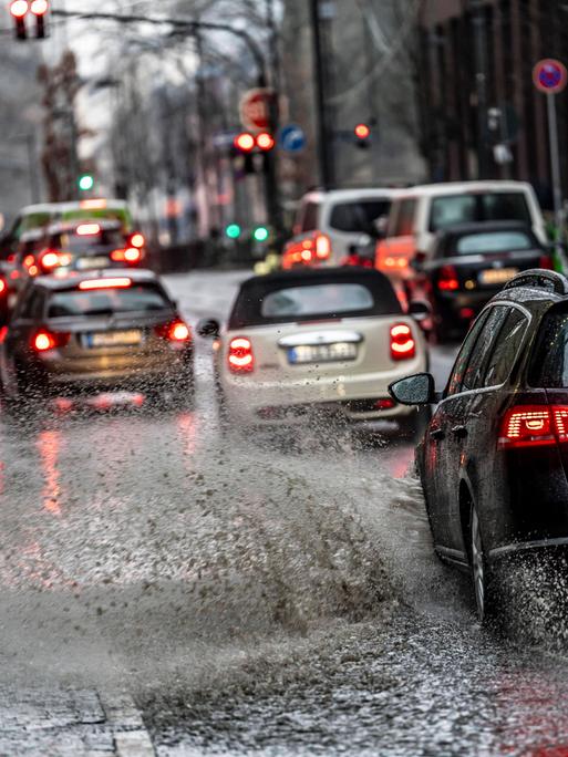 Dichter Autoverkehr bei Regenwetter in Frankfurt am Main. Dichter Autoverkehr bei Regenwetter in Frankfurt am Main.