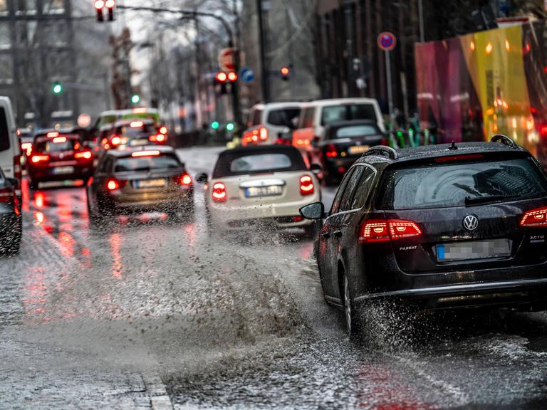 Dichter Autoverkehr bei Regenwetter in Frankfurt am Main. Dichter Autoverkehr bei Regenwetter in Frankfurt am Main.