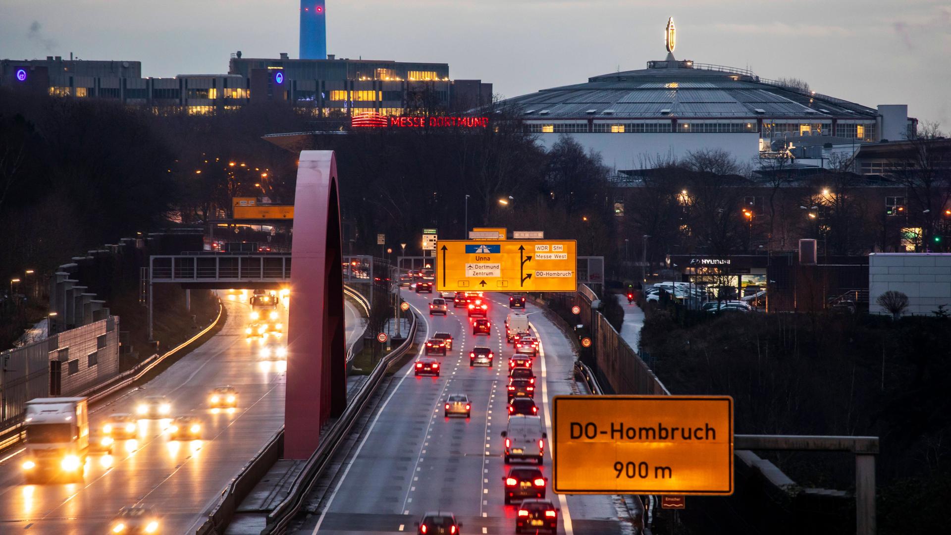 Dortmund mit Rheinlanddamm, Florianturm, Westfalenhalle ist in der Dämmerung zu sehen.